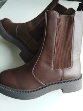 BCBGeneration Skye Brown Chelsea Boots - Women's Size 8M / 38.5